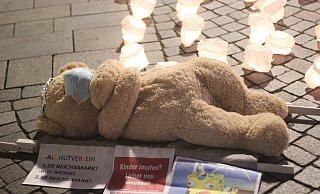 Mitglieder von "Die PARTEI" sind beim Protest in Bünde ebenfalls dabei. - Florian Weyand