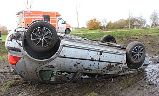 Der VW überschlug sich zweifach, bevor er auf dem Dach zum Liegen kam. - Polizei Minden-Lübbecke