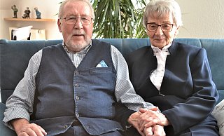 Friedel und Marlies Möller daheim auf dem Sofa. Heute feiern die beiden ihre Diamantene Hochzeit. - Meiko Haselhorst