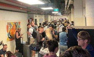 Im Schutzbunker des Flughafens von Tel Aviv versammeln sich nach einer Panik am Samstag viele Passagiere. - Richard Sprenkamp