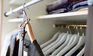 Neben Kleidungsstücken lagert der Angeklagte Rauschmittel und Drogengelder in seinem Kleiderschrank. - (Symbolbild) Pixabay