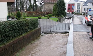 Vor zehn Jahren drohte die Steinbeke schon einmal über die Ufer zu treten. Die Folgen wären für die Stadt Bad Lippspringe schwerwiegend gewesen. - Stadt Bad Lippspringe/Dieter Paschke