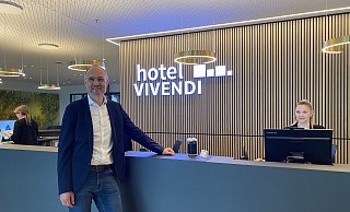 Jörg Kesselmeier, Gründer und Geschäftsführer von Connext, ist sehr zufrieden mit der Erweiterung des firmeneigenen Hotels Vivendi im Ballhorner Feld. - Marc Schröder