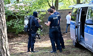 Taucher der Polizei haben die Leiche von Andrea S.-O. am Donnerstag in Gütersloh geborgen. - Wolfgang Wotke