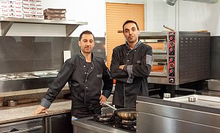 Davut Tangünes (l.) und Dönmez Merdivan in der Küche des Sueela. - Wencke Meckenstock