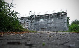 Das Baugerüst steht schon seit Wochen am Lehrschwimmbecken Melbergen. Bürokratische Hürden verhindern bislang aber einen Start der Stahlarbeiten. - Felix Eisele