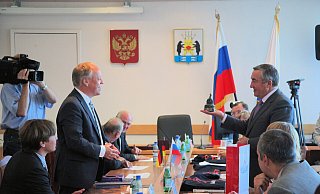 Vor zehn Jahren wurde Bielefelds Oberbürgermeister Pit Clausen feierlich vom damaligen Bürgermeister von Welikij Nowgorod, Juri Iwanowitsch Bobryschew, empfangen. Aktuell wäre so ein Treffen praktisch undenkbar. Foto: Archiv - nicht bekannt