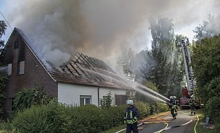 Die Lübbecker Feuerwehr konnte zwei Personen aus diesem Haus, dessen Dachstuhl komplett zerstört wurde, in Sicherheit bringen. - Bjoern Schroeder