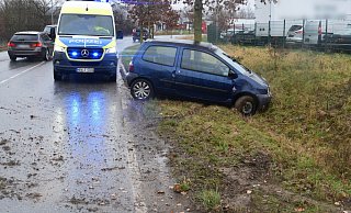 Der verunglückte Renault Twingo des Flucht-Fahrers. - Polizei Kreis Herford