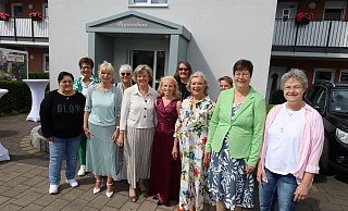 Die Schauspielerin Jutta Speidel und die Harfenistin Jenny Meyer (3.und 4.v.l.) sind Ehrengäste beim Delbrücker Beginenhauses. Bewohnerinnen sowie Schriftführerin Gisela Päsch-Pilz (2. v.l.), die Vorsitzende Renate Pape und Kassiererin Bettina Kuhlmann vom Hanne-Bette-Stiftungsvorstand freuen sich über das erfolgreiche Projekt. - Regina Brucksch
