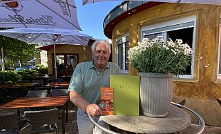 Friedrich Kirchner steht im Kaisergarten, den er an schönen Tagen für Gäste geöffnet hat. - Nicole Sielermann