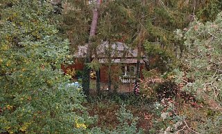 Ein Blick auf eine Laube am Würmsee in der Region Hannover. Absperrband der Polizei hängt an einem Zaun. - dpa