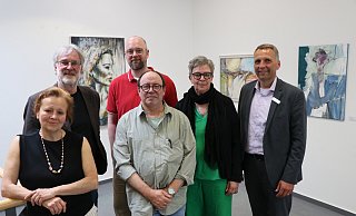 Alexandra Sucrow (Vorsitzende Kunstverein), Wolgang Brenner (Orga-Team Offene Ateliers), Kulturamtsleiter Maximilian Zindel, Horste Krause und Dagmar Venus (beide Orga-Team Offene Ateliers) und Oliver Bekiersch (Sparkasse Paderborn-Detmold-Höxter) in der oberen Etage der Begleitausstellung im Kunstverein. - Holger Kosbab