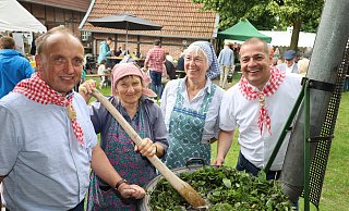 Carsten Tegethoff, Renate Regier, Maria Jacob und Volker Höddinghaus (v.l.) vom Plattdeutschen Kreis freuen sich über das gelungene Jubiläumsfest. Die Frauen zeigen, wir früher in einem „Bruggepott“ ein Brennnesselsud zum Färben von Wolle gekocht wurde. - Regina Brucksch