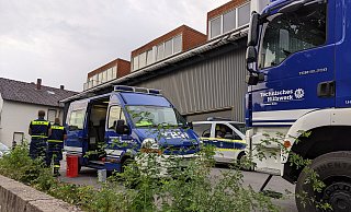 Ein Großaufgebot von Zollfahndern und THW war damit beschäftigt, die Halle an der Hägerstraße in Werther im Kreis Gütersloh auszuräumen. - Anja Hanneforth