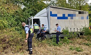 Der Fahrer eines Lkw fuhr aus bislang ungeklärter Ursache plötzlich in eine Böschung in Rheda-Wiedenbrück. - Charlotte Mahncke
