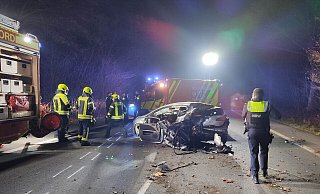 Zwei Autos sind auf der Salzufler Straße miteinander kollidiert. - Claus Frickemeier