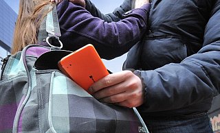 Ein 33-jähriger Dieb schnappte sich - hier ein Symbolfoto - auf dem Behindertenparkplatz am WEZ an der Weserstraße die Umhängetasche des 69-jährigen Rentners. - Andreas Frücht