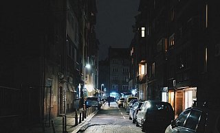 Der Täter muss seinem Opfer gefolgt sein oder diesem sogar aufgelauert haben. - Symbolfoto: Pixabay / Creative Commons