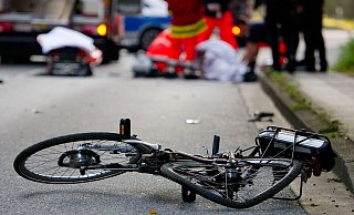 Der Radfahrer zog sich bei dem Unfall eine schwere Kopfverletzung zu. Acht Tage nach der Aufnahme ins Krankenhaus erlag er nun seinen Verletzungen. - Symbolfoto: picture alliance / dpa