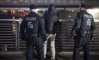 Bundespolizisten hatten am Wochenende vor allem nachts reichlich Arbeit rund um den Bielefelder Hauptbahnhof. - Symbolfoto: dpa / Paul Zinken