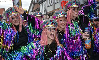 Im Jahr 2020 ist der Karneval in Rietberg – hier beim Umzug in der Rathausstraße – dem Corona-Lockdown nur knapp entgangen. Ein Jahr später und auch 2022 sind Szenen wie diese unvorstellbar. - Birgit Vredenburg