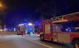 Die Gütersloher Berufsfeuerwehr und der Löschzug Gütersloh rückten mit insgesamt acht Fahrzeugen und zwei Drehleitern aus. - Christian Bröder