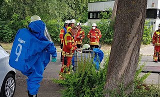 Die Einsatzkräfte machen sich aktuell unter Vollschutz ein Bild vom Ausmaß des Gasaustrittes. - Doris Christoph