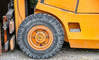 Die Männer wurden von dem Gabelstapler eingeklemmt. - Symbolbild: Pixabay