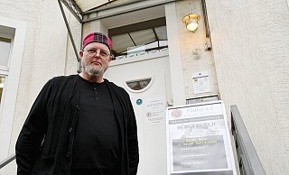 Olaf Mittelstädt, Vorsitzender des Paderborner Arbeitslosenzentrums, ist enttäuscht von dem Kompromiss zum Bürgergeld. Zu wenig habe sich geändert: "Alter Wein in neuen Schläuchen", so steht es auch auf dem Plakat neben ihm. - Lena Henning