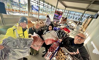 Die Koordination der Sammelstelle liegt in den Händen von Airport-Mitarbeiterin Luisa Peitz (l.). Sie nahm auch die Decken entgegen, die (ab 2. v. l.) Misgim, Houla und Ahmed Kanet mitgebracht hatten. - Jens Reddeker