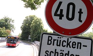 Weil sie marode ist, muss die Brücke über die Gleise im Westen der Bahnhofstraße ersetzt werden. Das hat jetzt Folgen für den Verkehr. - Archivfoto: Holger Kosbab
