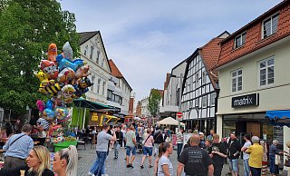 Die Eschstraße war am späten Sonntagnachmittag zum Frühlingsfest mit dem Verkaufsoffenen gut gefüllt. - Peter Heidbrink