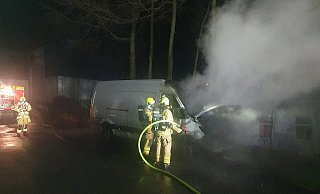 Die Feuerwehr erstickt die Flammen durch einen Löschangriff mit zwei C-Rohren. - Feuerwehr Paderborn