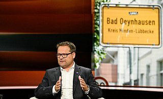 Bürgermeister Lars Bökenkröger erklärt bei "Lanz", dass die Kommunen hilflos einer besorgniserregenden Entwicklung zusehen müssten. - Markus Hertrich/ZDF