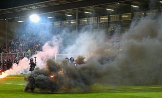 Auch die angerückten Beamten der Polizei wurden von Arminia-Anhängern mit Pyrotechnik beworfen. - Andreas Zobe