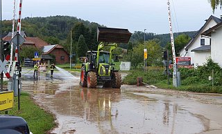 In Ottbergen wurde der Bahnübergang mit Schlamm überspült. Die Feuerwehr war mehr als fünf Stunden im Einsatz. - Heiner Ahrens