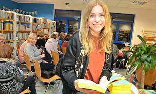 Die österreichische Autorin Tanja Mairhofer verrät bei der Lesung in der Gemeindebücherei, warum keine Frau immer allen gefallen muss und Ratgeber-Bücher meist völlig überflüssig sind. - Karin Prignitz