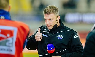 Lukas Kwasniok, hier beim Interview mit Sky, ist wieder fit und bereitet das Team auf das schwere Auswärtsspiel beim HSV vor. - Besim Mazhiqi
