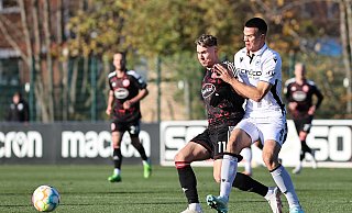 Arminia Bielefelds Frederik Jäkel (r.) kämpft mit dem Fortunen Felix Klaus um den Ball. - © PaetzelPress