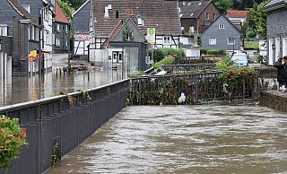 Im Juli hatte eine Unwetterkatastrophe mit Überschwemmungen auch NRW hart getroffen. Jetzt sollen die Prognose-Tools verbessert werden. - picture alliance / nordphoto GmBH