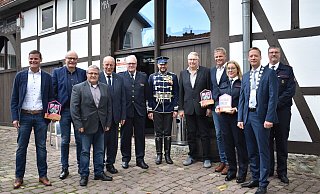 Bürgermeister Matthias Möllers mit allen Gewinnern des Heimat-Preises sowie den Laudatoren. (v. l.) Marc Michalowitz, Bernhard Hoppe-Biermeyer, Christoph Heinemann, Pfarrer i.R. Martin Goeke, Elmar Keuter, Sven Scharnhorst, Konrad Dommes, Dietmar Leineweber, Claudia Dommes, Bürgermeister Matthias Möllers und Sebastian Klöseler. - Lennart Schlütz