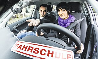 Momentan dauert die Bearbeitung der meisten Anträge Monate anstatt Wochen. Wer möglichst früh fahren will, sollte also schon bei der Anmeldung in einer Fahrschule die nötigen Unterlagen abgeben, um Zeit zu sparen. - Verwendung weltweit