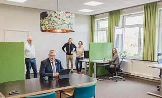 Bürgermeister Daniel Hartmann testet das W-Lan am Meetingtisch. Im Hintergrund sind die Vereinsmitglieder Hans-Josef Held (v. l.), Markus Brügger, Elisabeth Brügger und Madeline Sprock zu sehen. - Claudia Warneke