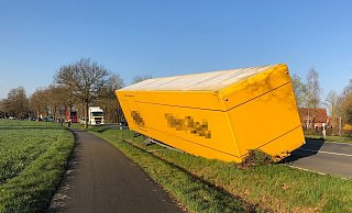Der Sattelauflieger landet bei Delbrück auf der Bankette. - Polizei Paderborn