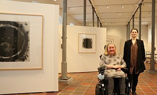 Drei Monate investierte Museumsleiterin Andrea Brockmann (l.) als Kuratorin gemeinsam mit der Volontärin Tanja Keck (r.) in die neue Intermezzo-Ausstellung. Im Hintergrund hängen Zeichnungen von Wilfried Hagebölling. - Mareike Gröneweg