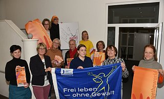 Das Frauennetzwerk Höxter, die Bäckerei Engel, der Zonta-Club und die Gleichstellungsbeauftragte der Stadt Höxter präsentieren das Aktionsprogramm zum Intern. Tag gegen Gewalt an Frauen in Höxter. - Thomas Kube