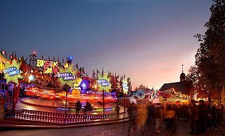 Auf der Kirmesmeile am Paderborner Liboriberg erwarten die Besucher zu Herbstlibori wieder viele Attraktionen. - Stadt Paderborn