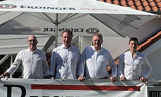 Ralf Zumplasse (v.l.), Siegbert Lilienkamp, Helmut Dennig (Businessclub), und Gregor von Hinten (Golfclub) freuen sich darüber, dass das sechste Charity Turnier das höchste Ergebnis eingespielt hat, - Elke Niedringhaus-Haasper