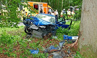 Auf der Kreisstraße 16 bei Brenken kam am Mittwochnachnittag ein mit zwei Personen besetzter Skoda von der Fahrbahn ab und prallte gegen einen Baum. - Ralph Meyer